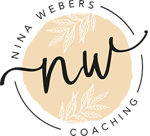 Gestaltung eines runden Logos mit den Buchstaben &bdquo;nw&ldquo; in Schwarz auf beige, umgeben von Pflanzenmotiven in Wei&szlig;.